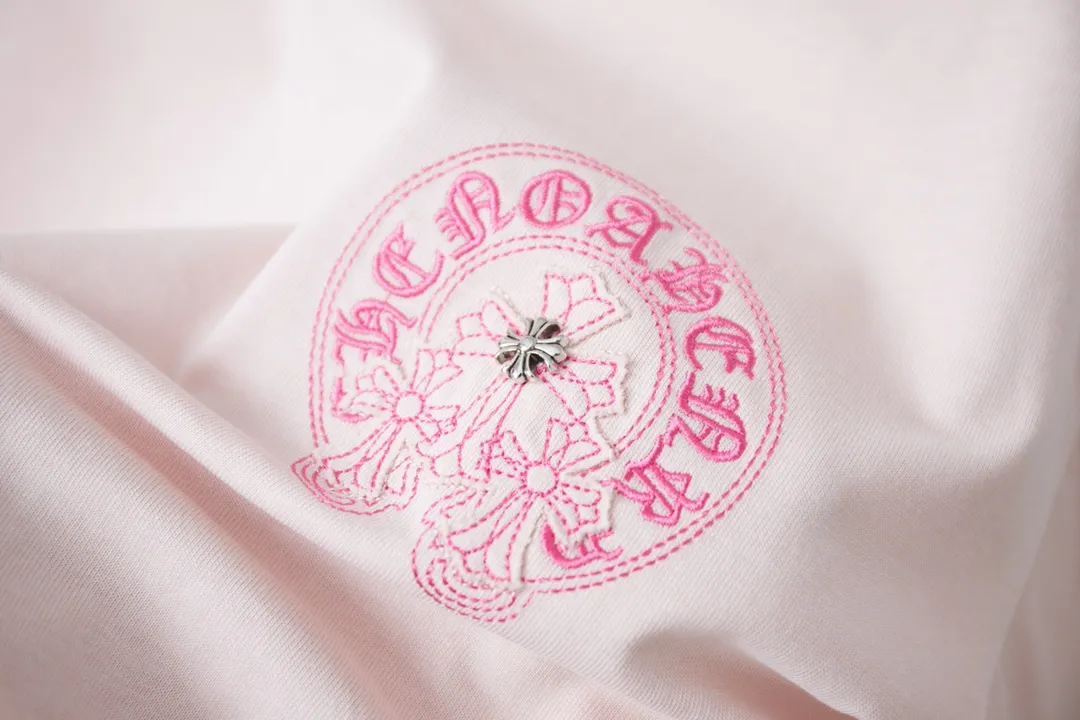 🅿️220 Ch*ome Hearte 25SS early spring new style, appliqué embroidered heart cross short sleeves, light luxury, essential item for daily commuting for men and women, correct version, welcome to compare, detailed features · 320g 100% pure cotton double yarn jersey fabric · Custom dyed in the same vat, special thickened 32 pieces double-strand 1X1 thread · Imported Tajima machine embroidery tatami embroidery ➕This cloth patch embroidery · Hand-stitched Croxin hardware accessories · Hand-made fraying of collar, cuffs and hem · Double-needle stitching across seams · Original main mark, washed tag, branded moisture-proof paper packaging Color: Black/White/Pink Size: S/M/L/XL
